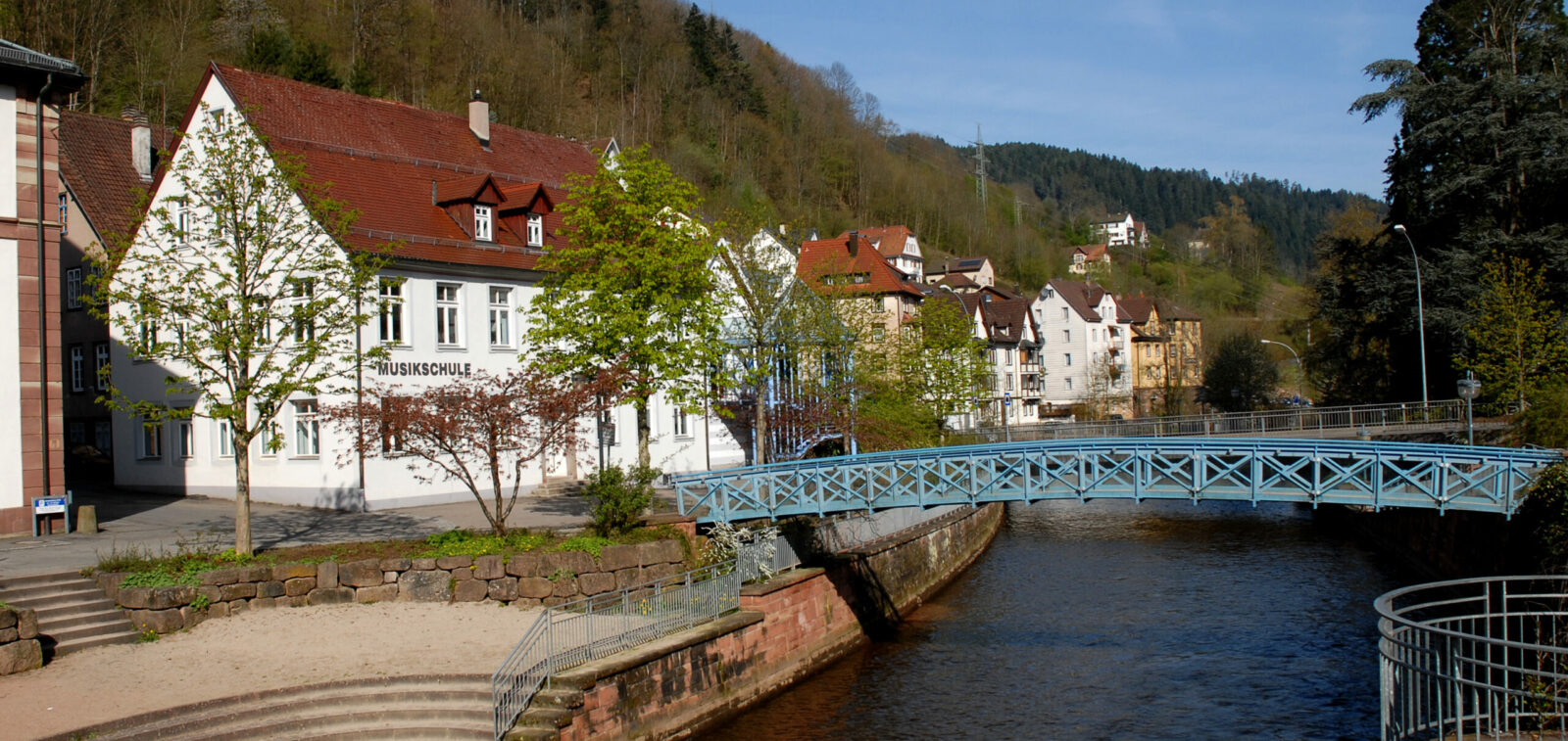 Das Gebäude der Musikschule am Fluss Schiltach