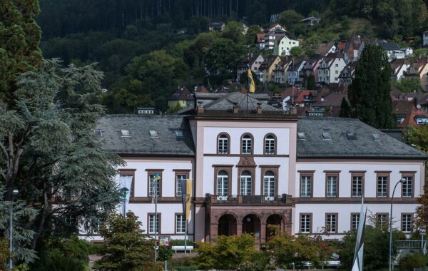 Zu sehen ist die Außenansicht des Schramberger Schlosses