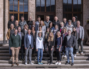 Zu sehen ist das Lehrerkollegium auf einer Treppe vor dem Gut Berneck