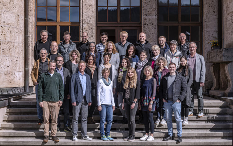 Zu sehen ist das Lehrerkollegium auf einer Treppe vor dem Gut Berneck
