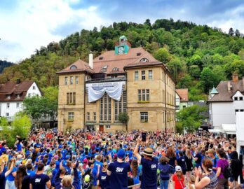 Zu sehen sind ganz viele Kinder und Betreuer bei Mini Schramberg 2022